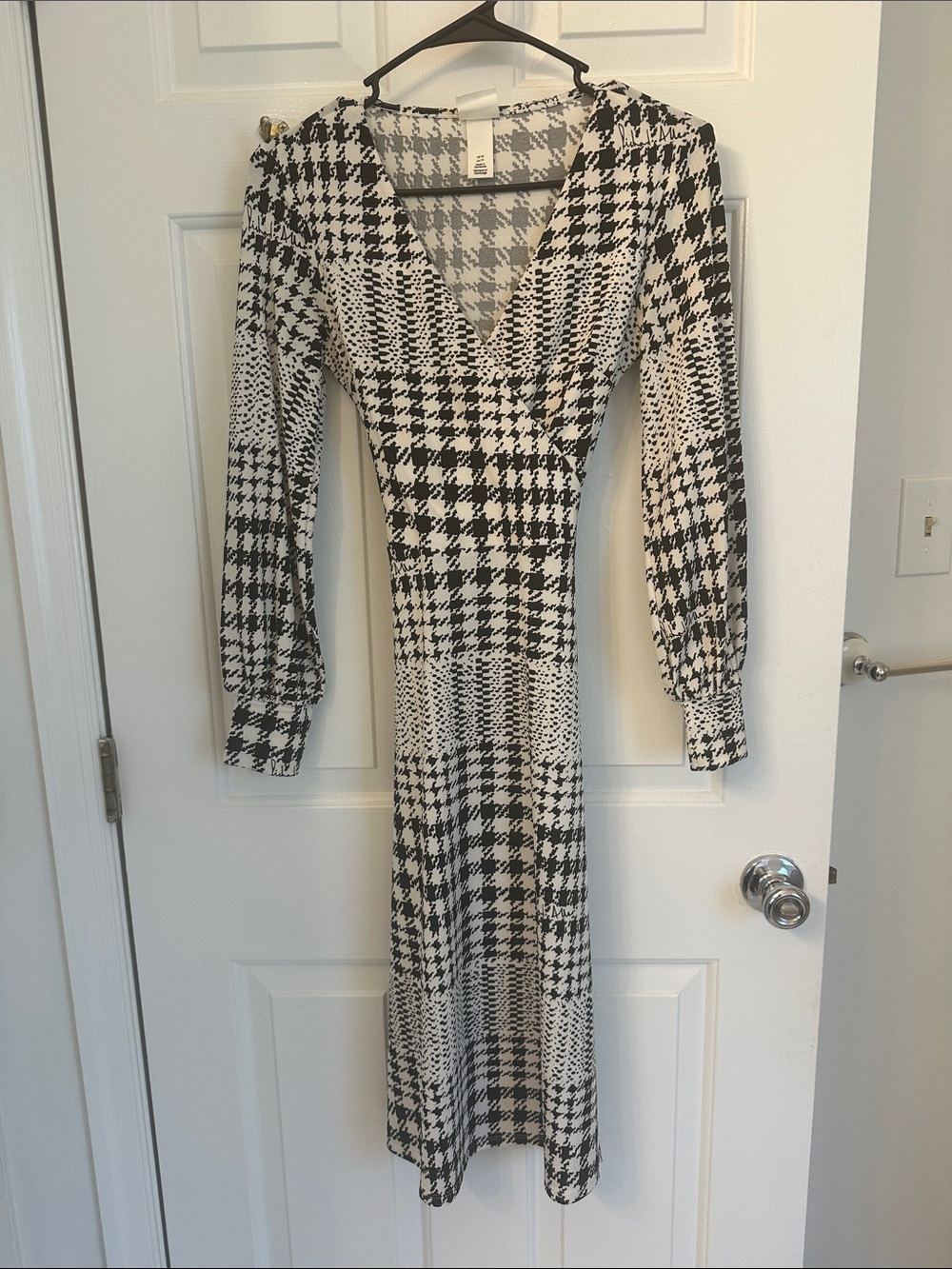 H&M Black and White Houndstooth V‑Neck Long Sleeve Midi Dress